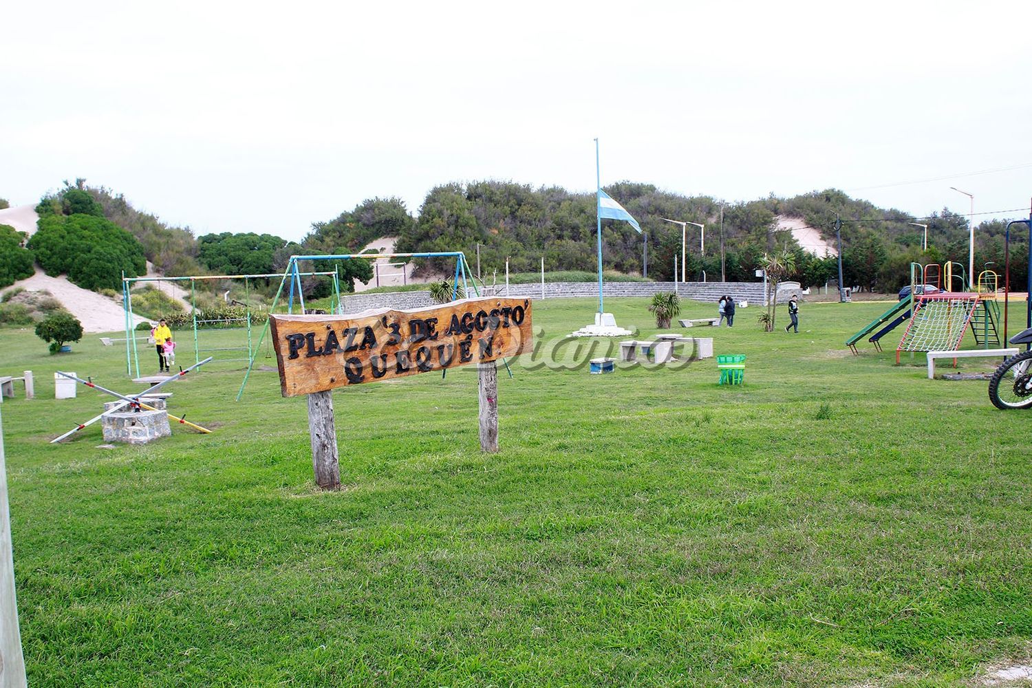 Padrinazgo de árboles en la plaza 3 de Agosto, de Quequén