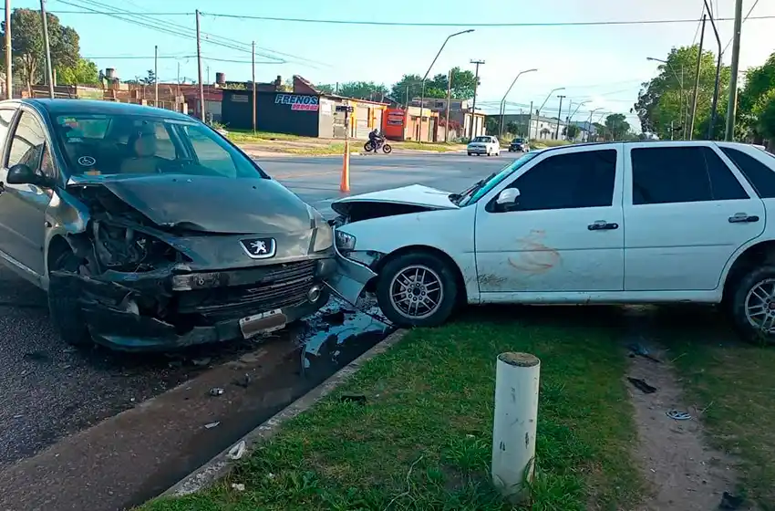 Dos autos chocaron y trasladaron a dos personas con golpes al HIGA