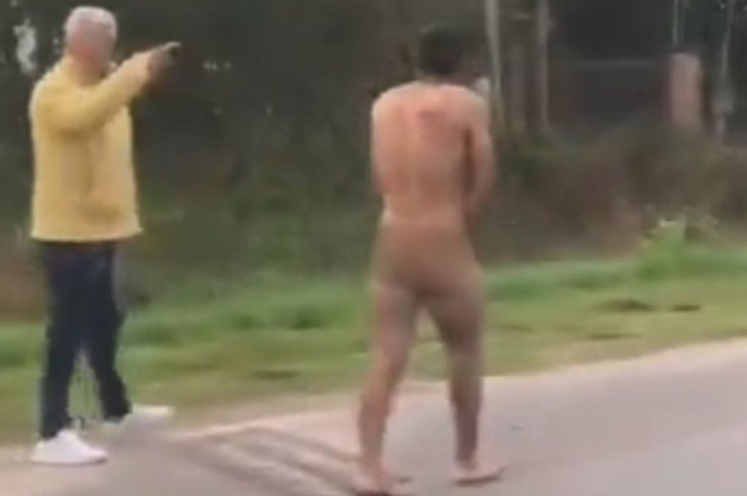 Pasearon desnudo a un ladrón