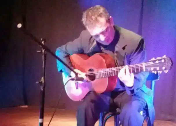 Música y bailes en un show de tango y folclore
