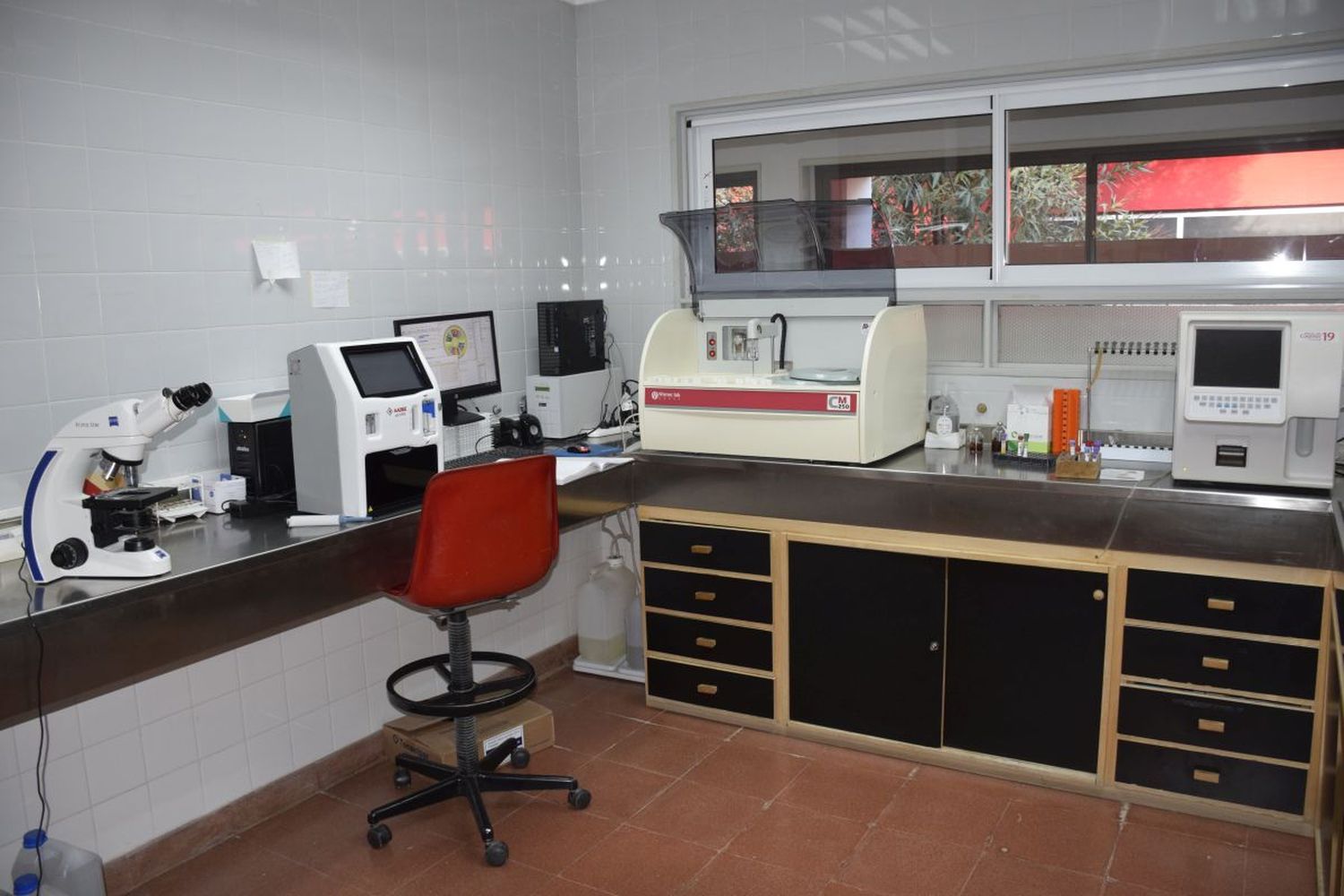 Aparatología. Para el laboratorio del hospital municipal de San Cayetano