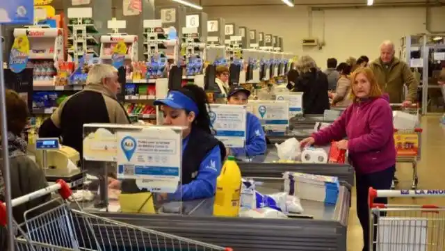 Proponen prohibir la oferta de golosinas en líneas de cajas y accesos de los supermercados