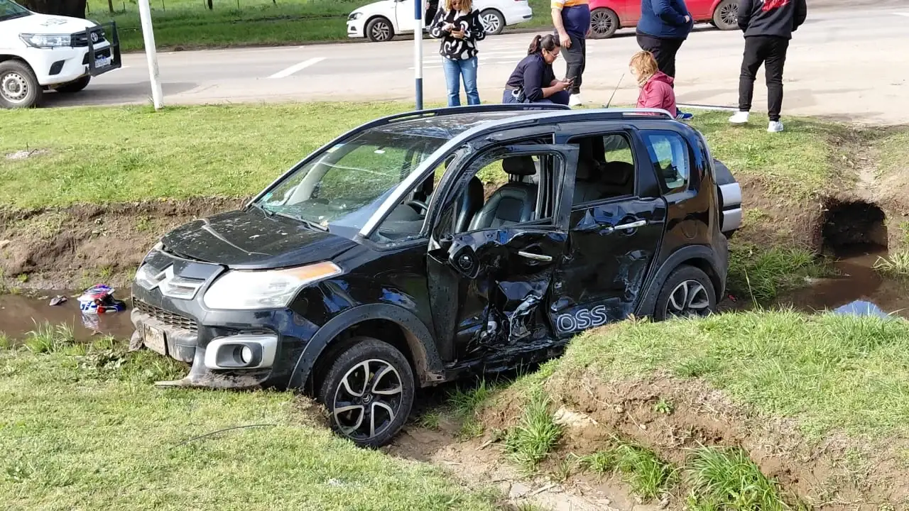 Choque entre un auto y una moto en Don Bosco y Suiza