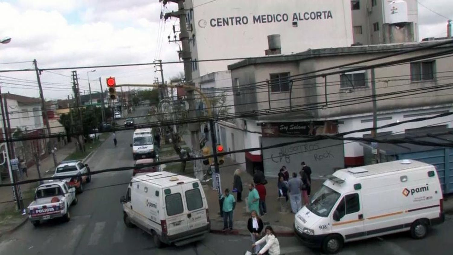 Investigan causas de explosión en clínica privada de Morón