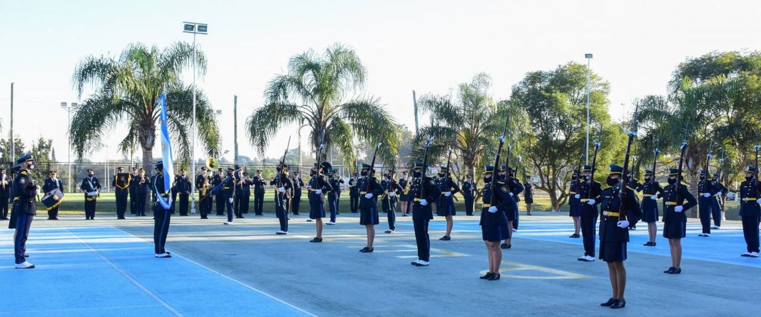 Cadetes de la Policía de Entre Ríos prestaron juramento a la Bandera Argentina