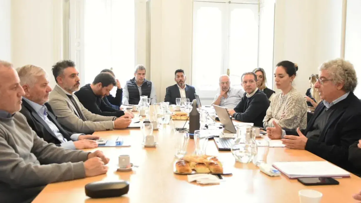 El director ejecutivo de ARBA, Cristian Girard, y parte de su equipo de trabajo, participaron de la reunión que encabezó el titular del Departamento de Política Tributaria de la UIA, Carlos Abeledo, en la que también estuvieron otros 70 tributaristas de la entidad.