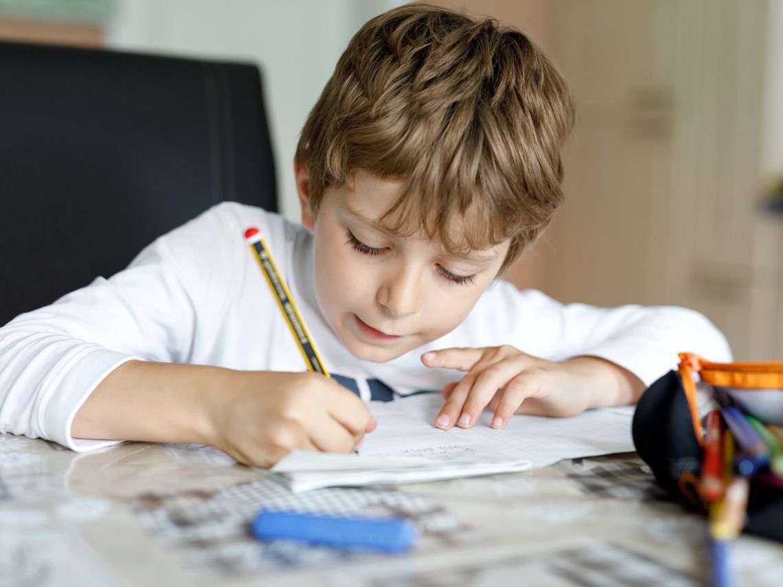 Convocan a niñas y niños para escribir relatos de fútbol