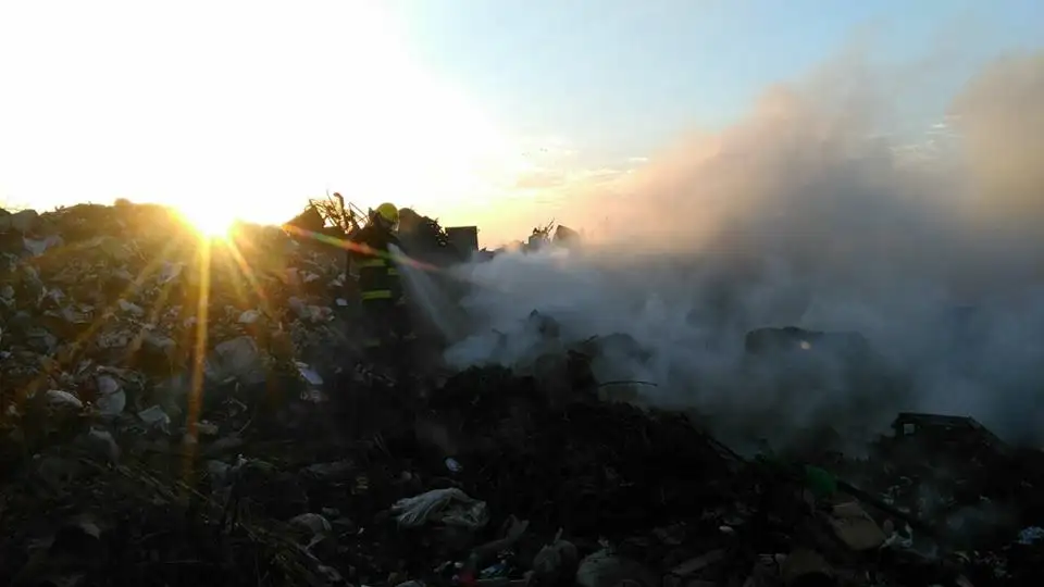 Bomberos Voluntarios intervino en los incendios producidos en el basural