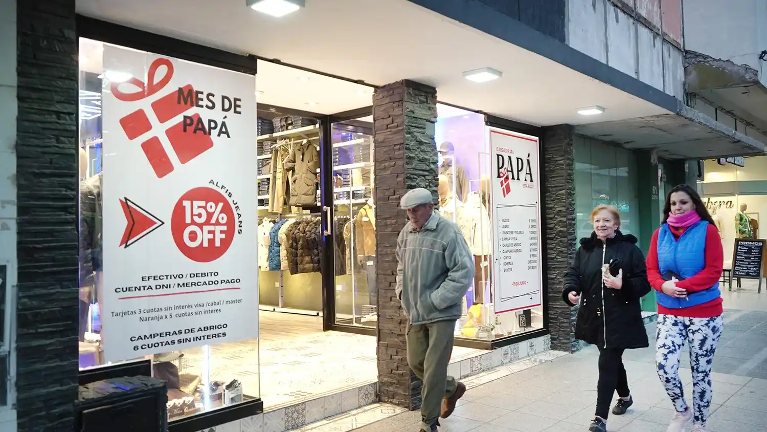 Con carteles. Los comercios buscan atraer clientes