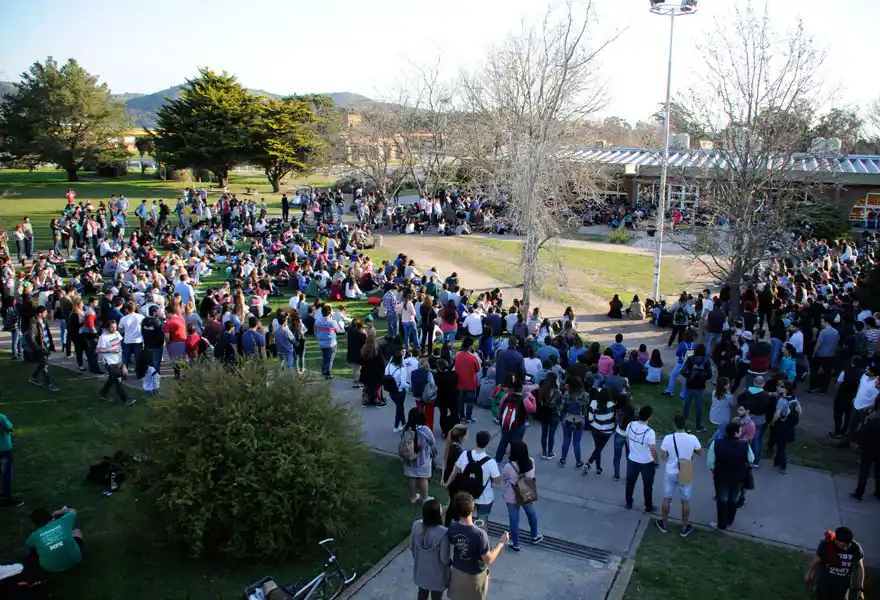 Una asamblea multitudinaria le puso fin a la toma del Campus, pero sigue el plan de lucha