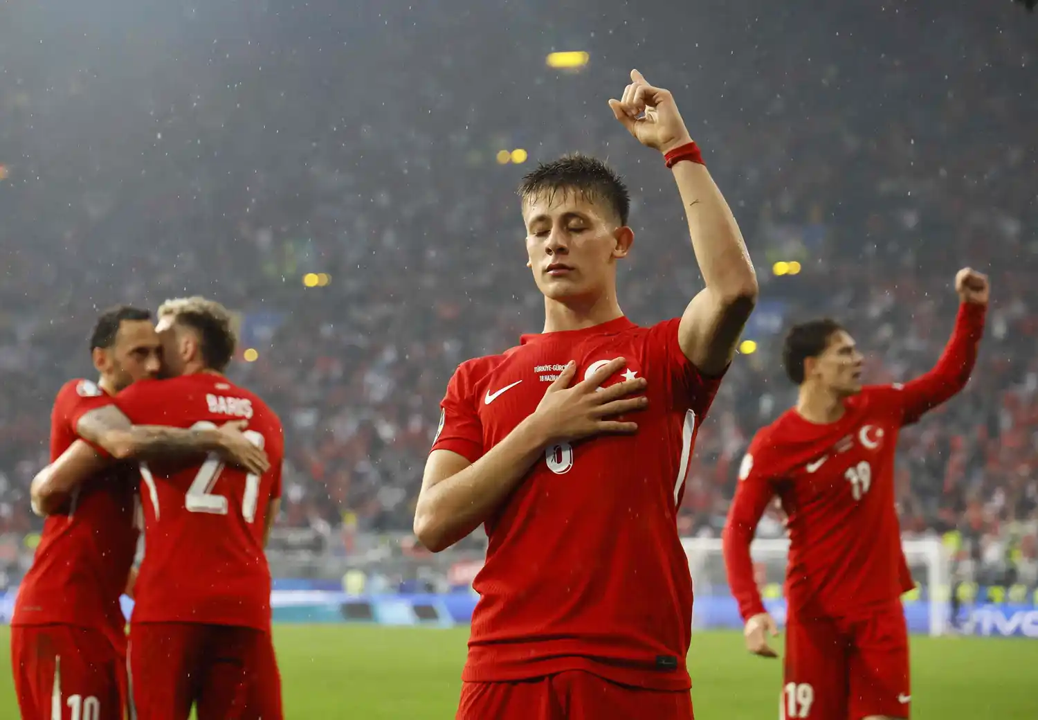 Güler festeja el 2-1 parcial para Turquía