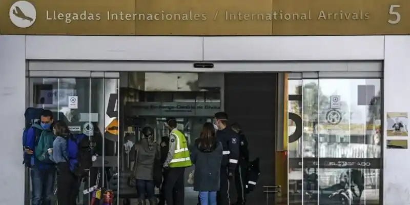 Colombia reanuda vuelos internacionales después de casi 6 meses