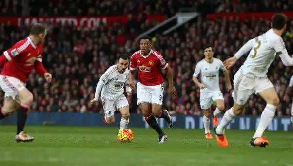 El United le dio aire a Van Gaal con un duro triunfo ante Swansea