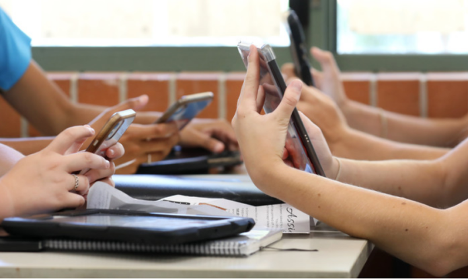 Pruebas PISA: de 80 países evaluados, los alumnos argentinos son los que más se distraen con el celular en clase