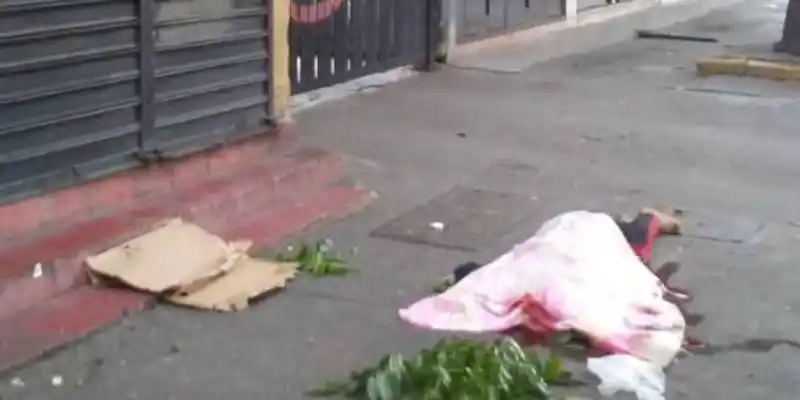 Hallan muerto a INDIGENTE en la avenida Casanova de Caracas