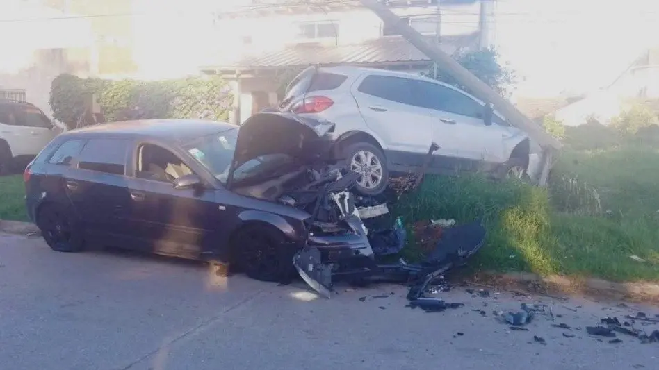 Chocó un auto estacionado y lo incrustó contra un poste de luz