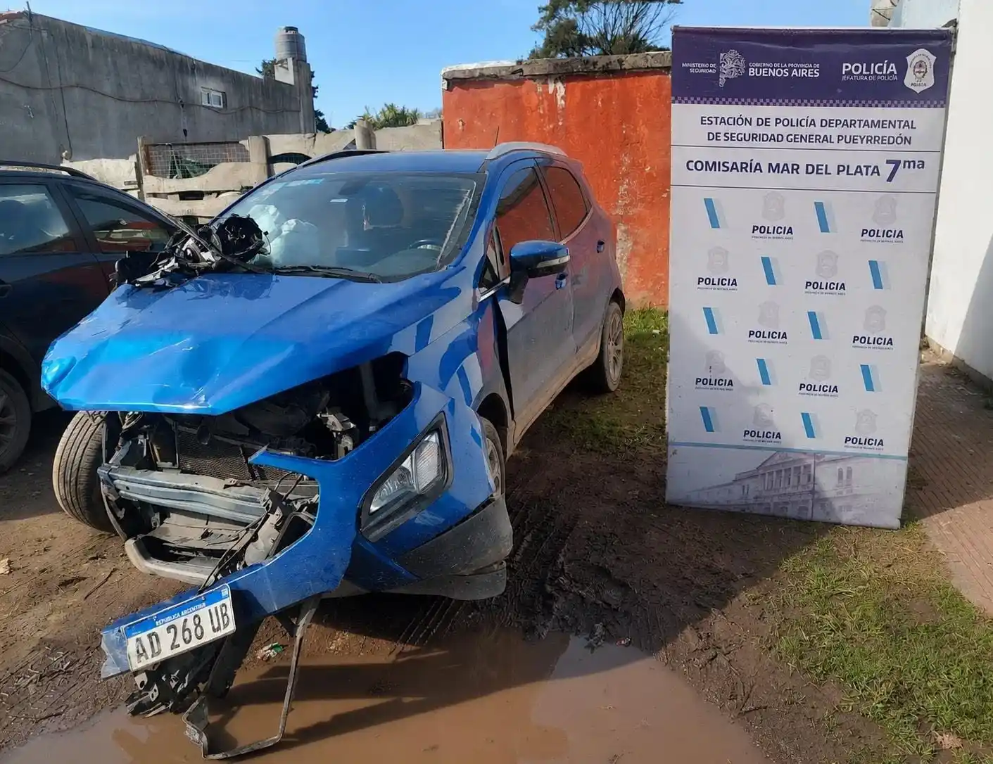 Bajo amenaza, los asaltantes obligaron al conductor a descender de su camioneta Ford EcoSport.