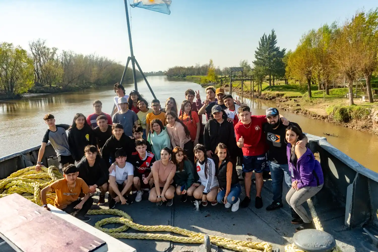 Un contingente de egresados, posando en el buque museo General Irigoyen, en el verano.