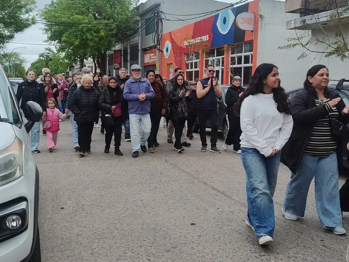 Dolores: vecinos marcharon por problemas en la atención de PAMI y reclamaron acceso al hospital público
