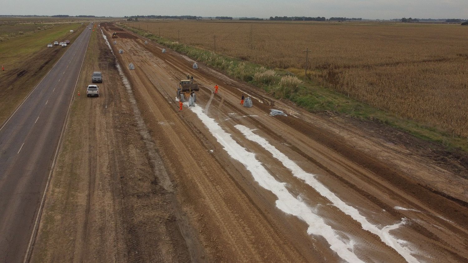 Consiste en la construcción de una segunda calzada y en la repavimentación de la calzada existente.