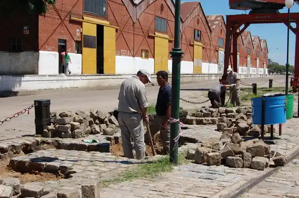 Trabajan en la solución al hundimiento de los adoquines del Paseo del Puerto