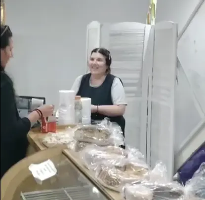Le robaron el celular y la panadería en la que trabaja le regaló otro (Video)