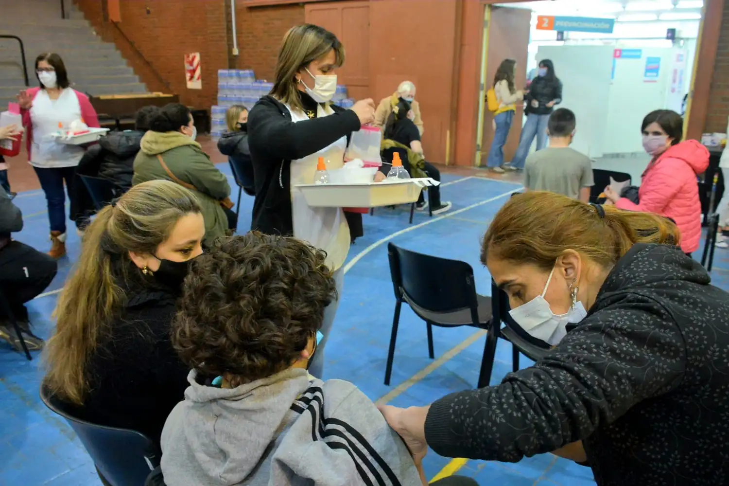 Comenzaron a dar turnos para vacunarse a jóvenes de 17 años sin comorbilidades