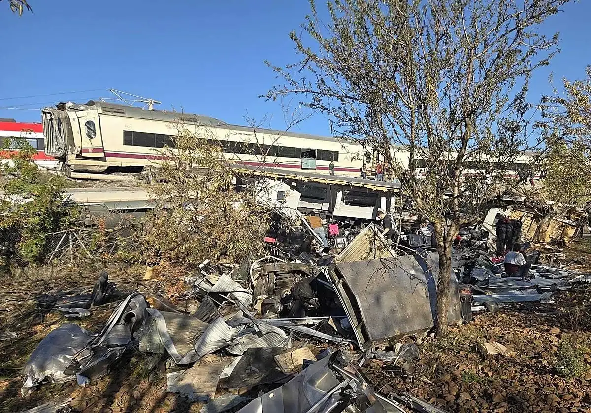 Tragedia en España: diez personas murieron tras un gravísimo accidente de tren de alta velocidad - 3