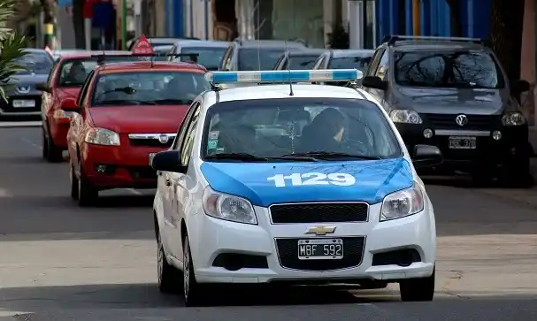 Entraron a robar y cuando llegó la Policía abandonaron un led