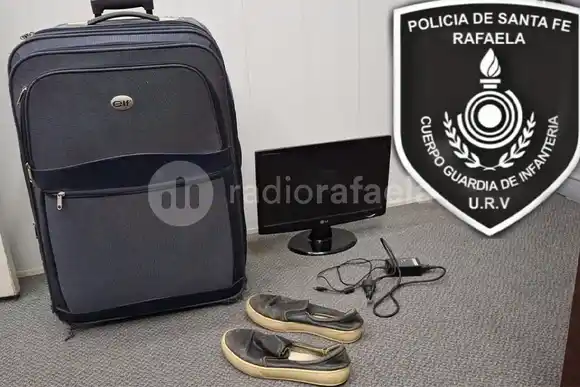 Una valija abandonada y varios objetos misteriosos dentro de ella 