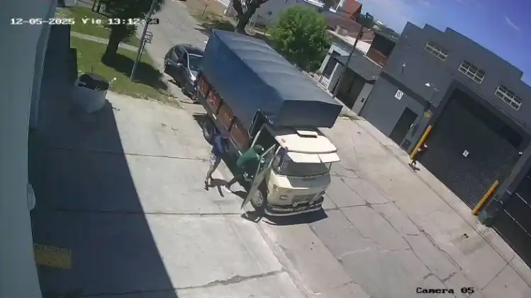 Así le robaban a un camionero en el barrio Centenario