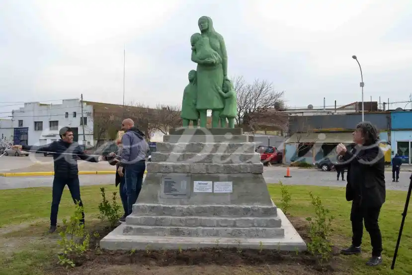 Fue reinaugurado en el puerto el monumento de la familia del pescador
