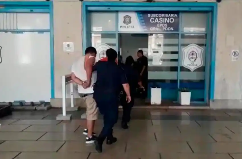 Arrebató una cadena de oro a un turista: lo atrapan junto a otros dos hombres en estado de ebriedad