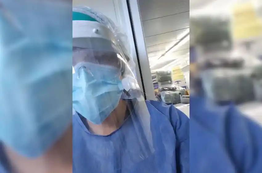 Mientras atendían pacientes con coronavirus, afuera jugaban un partido de fútbol