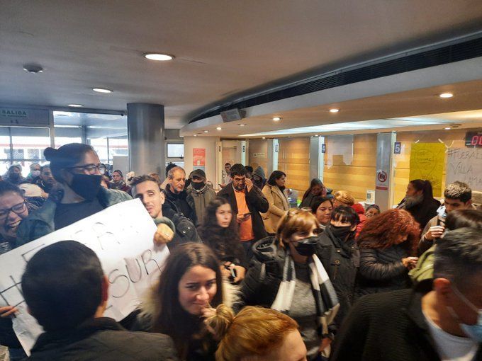 Sin grieta por los cortes de luz: Concejales del FdT y Juntos tomaron las oficinas de Edesur en Lomas de Zamora