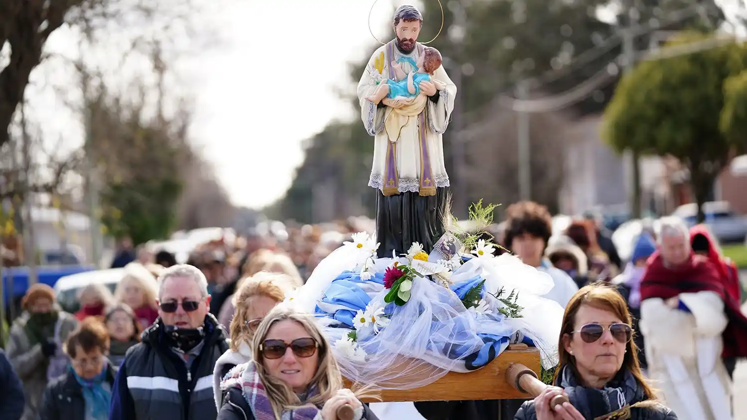 Fervor popular en procesión de San Cayetano