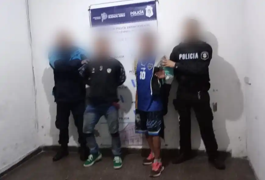 Los imputados ocasionaban molestias a transeúntes cuando fueron identificados por los efectivos en Rivadavia 2200.