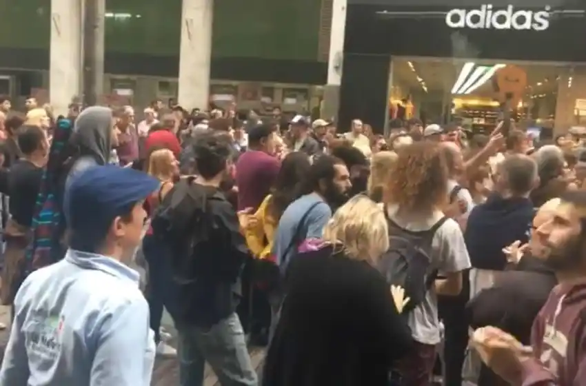 Se realizó una "guitarreada" por los artistas callejeros