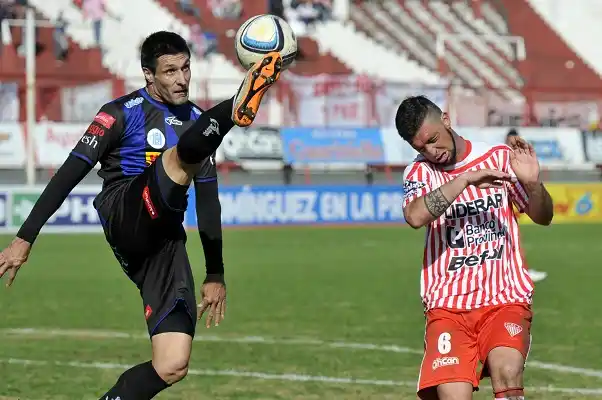 Con goles de sus centrales, Juventud sumó de a tres frente a Boca Unidos 