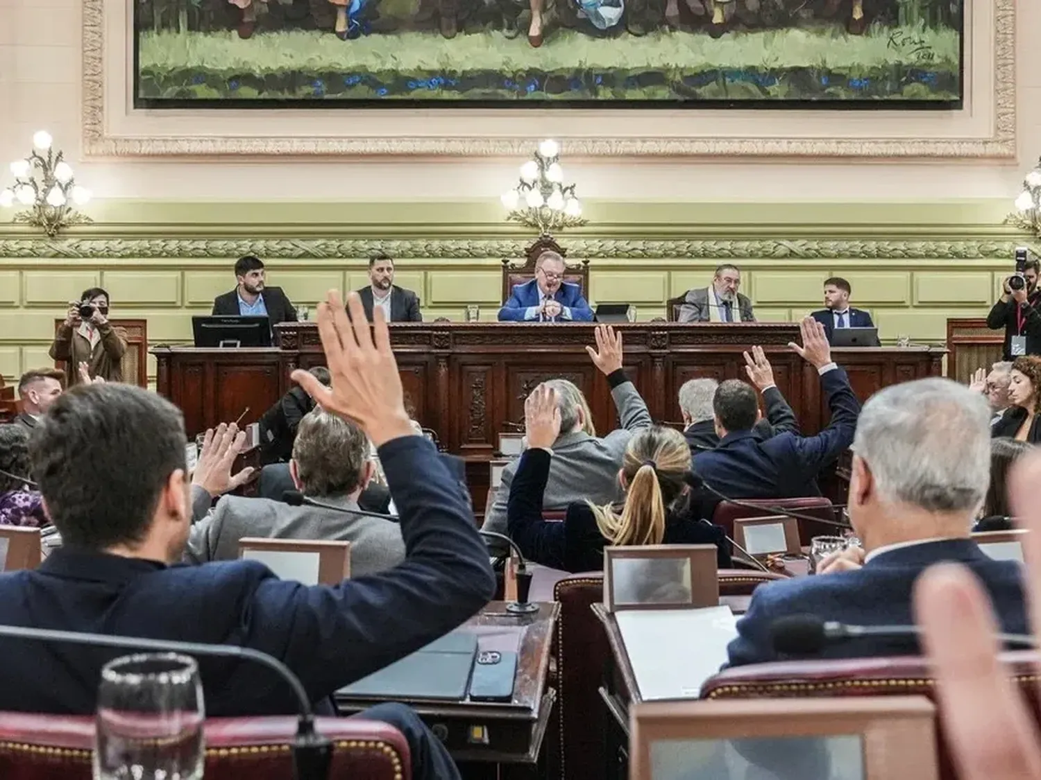Los 68 convencionales reformadores de la Constitución de Santa Fe renunciaron en forma unánime y colectiva a los fueros de proceso.