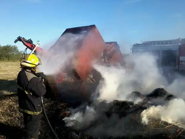 Una máquina arrolladora se quemó casi por completo