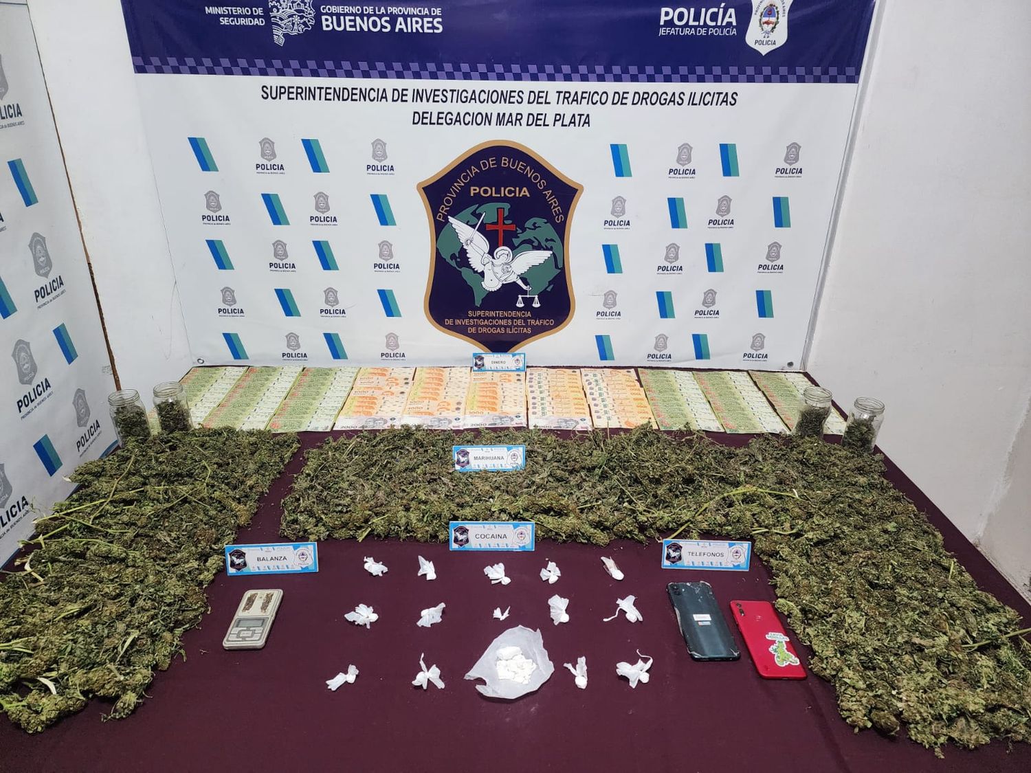 Dos aprehendidos por venta de drogas tras allanamientos en el barrio Faro Norte