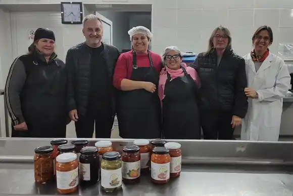 Lewandowski visitó el proyecto agroecológico comunal de Máximo Paz y dialogó sobre su propuesta para los periurbanos