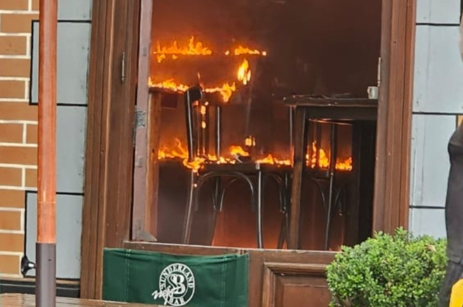 La noticia se difundió durante la tarde del lunes con imágenes de humo y sillas en llamas en el salón principal del restaurante.