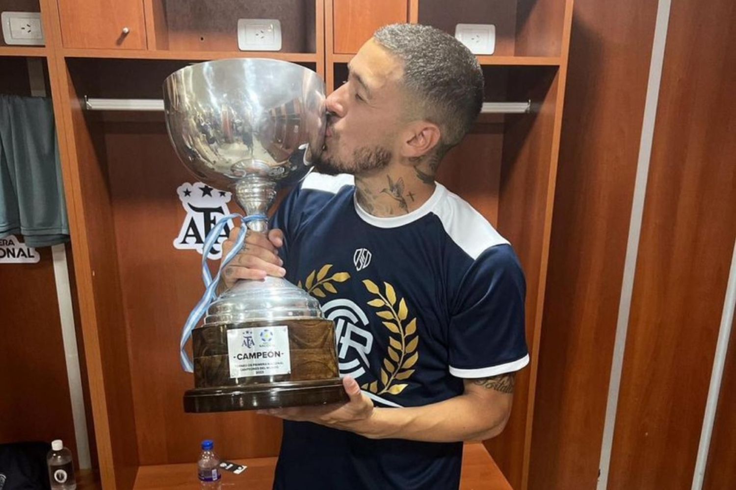 El oriundo de Firmat, Jonás Aguirre, besando la copa de campeón que le dio el ascenso