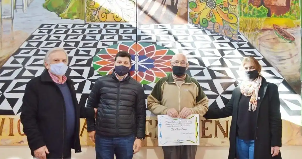 El médico Oscar Lastra fue reconocido como persona destacada de Victoria