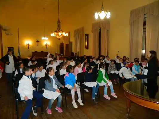 Alumnos de la Escuela N°69 realizaron el “El Recorrido Histórico por la ciudad” 