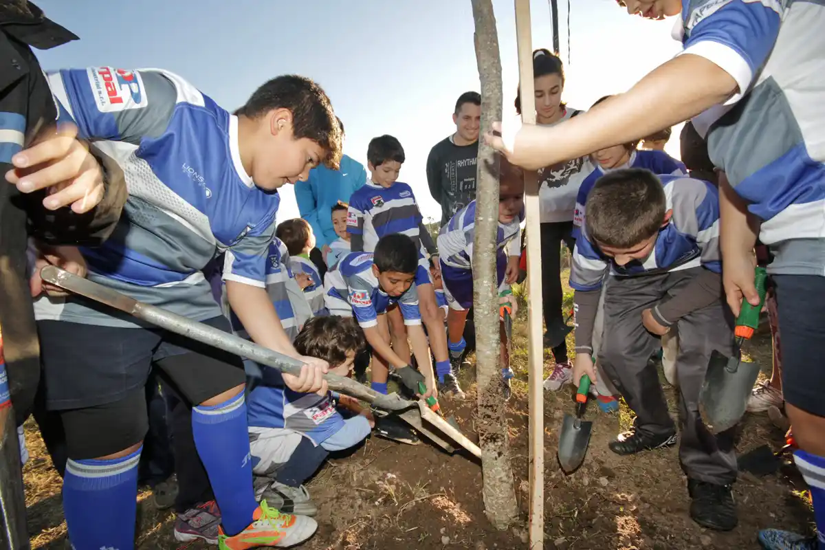 Chicos del Club Querandí ayudan a cuidar el ambiente