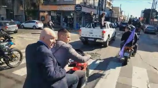 "Como rata por tirante": en Pergamino no perdonaron la huida de Espert en moto tras el ataque a la caravana de Milei
