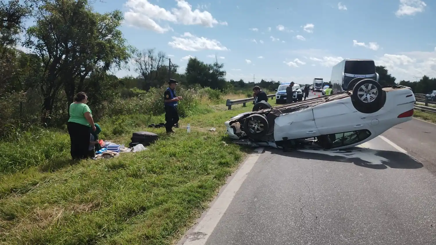 Pinchó un neumático, chocó contra un puente y finalmente volcó: se salvaron de milagro